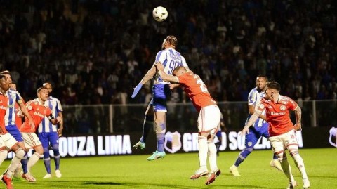 巴甲赛场激战弗洛里亚诺波利斯 巴西国际客胜阿瓦伊