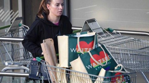 柴郡午后的法庭前奏：科琳·鲁尼与她的“瓦加莎·克里斯蒂”决战前序