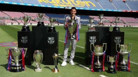 苏亚雷斯泪别诺坎普：九载红蓝岁月，铸就传奇前锋的不朽篇章