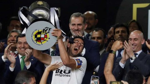 国王杯决赛悲喜夜：蝙蝠军团铁血夺冠，梅西黯然神伤，帕雷霍深情吻队徽创历史