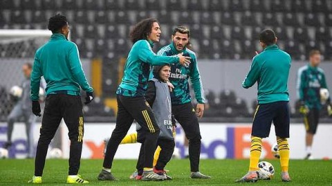 枪手的温柔一骗：当小球童闯入阿森纳的抢圈“陷阱”