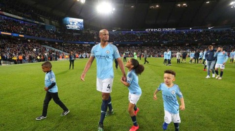 绿茵场上的超级奶爸：曼城“溜娃小分队”的温情时刻