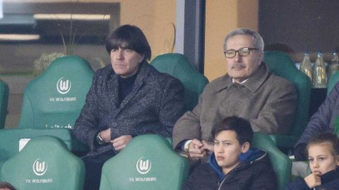 勒夫现身大众竞技场，目光如炬细察德国队未来拼图