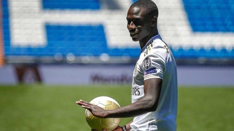 皇马新援门迪亮相仪式颠球失误，球迷鼓励下成功补救