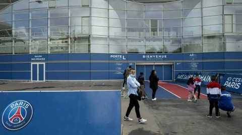 巴黎翘首以盼：数万球迷围堵王子公园，只为等待梅西降临