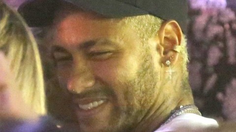 桑巴王国的不眠夜：内马尔纵情狂欢节，伤病阴霾下的热舞人生