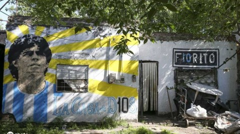 探访球王来处：维拉·菲奥里托的那扇蓝色铁门，以及它紧锁的乡愁