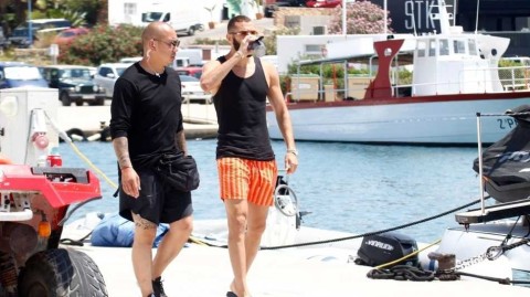 本泽马与友人的夏日悠长假期，绿茵场外的惬意时光