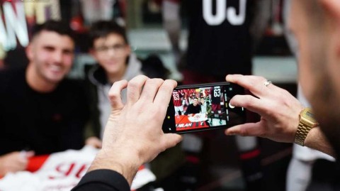 红黑少年情定米兰，库特罗内球迷见面会热情拥抱