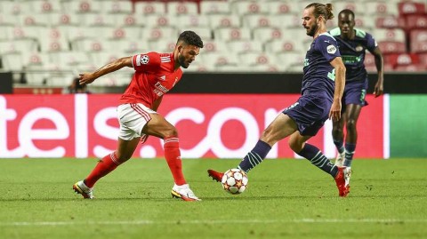 光明球场之夜：本菲卡凭坚韧抢得先机，埃因霍温带着希望离场