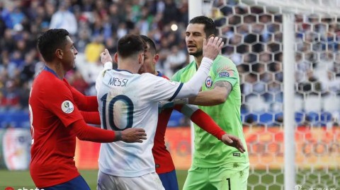 潘帕斯雄鹰的悲喜终章：阿根廷力克智利摘得美洲杯季军，梅西染红留下落寞背影