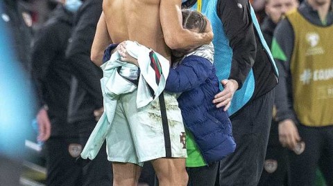 C罗与都柏林寒夜里的暖流：小球迷冲场，球衣与梦想的交接