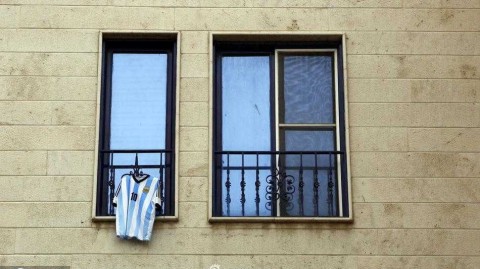 窗外那抹蓝白：伊朗球迷窗前高悬球衣，遥寄永远的迭戈