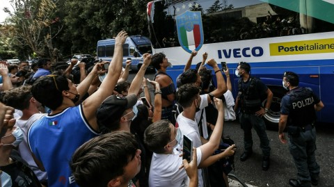 荣耀归罗马：蓝衣军团捧起德劳内杯，总统亲迎整个国家的英雄