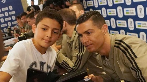 直击沙特：尤文图斯备战超级杯 C罗引爆合影狂潮