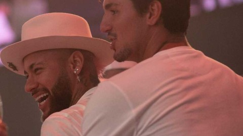 内马尔深情表白好兄弟，六张照片定格与加布里埃尔·梅迪纳的璀璨情谊