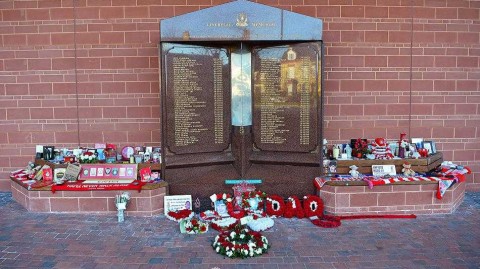 安菲尔德寂静的缅怀：疫情之下，希尔斯堡惨案三十一周年悼念