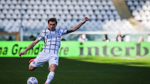 蓝黑跳动的心脏：巴雷拉加冕意甲最佳中场的幕后故事