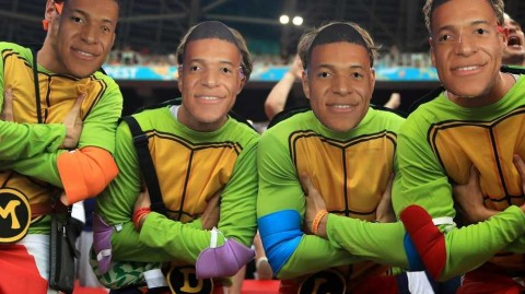 忍者神龟现身球场：法国球迷戴姆巴佩面具力挺高卢雄鸡