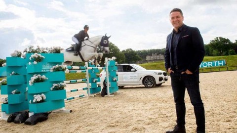 绿茵传奇跨界马背之约 欧文现身波尔斯沃斯助力马术盛宴