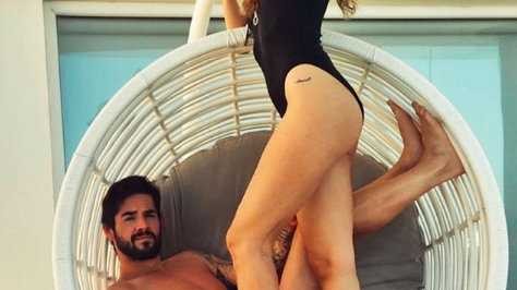 绿茵场外的柔情：伊斯科与女友的甜蜜瞬间