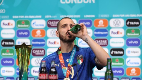 致敬C罗还是致敬冠军？博努奇发布会快乐水配啤酒演绎另类自由