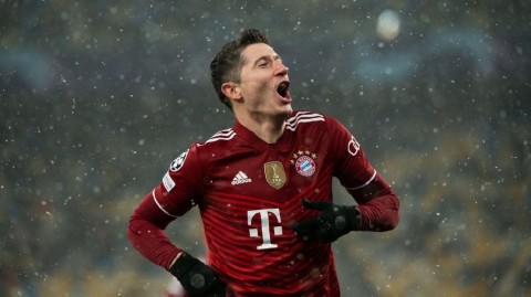 莱万神锋霸业独力碾压曼联四大攻击手