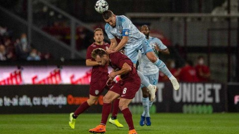 欧冠资格赛的史诗对决：克卢日与萨格勒布迪纳摩的盛夏鏖战