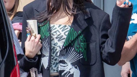 杜阿利帕柏林机场俏皮亮相昔日恋情传闻引注目