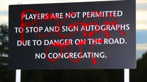 血色涂鸦刺破卡灵顿宁静，曼联球迷怒斥“博格巴滚蛋”