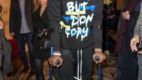 伤病困不住潮流之心：博格巴拄拐杖笑傲巴黎时装周