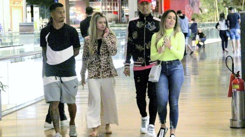 菲尔米诺携神秘女伴悠闲购物 巴西阳光下的惬意生活