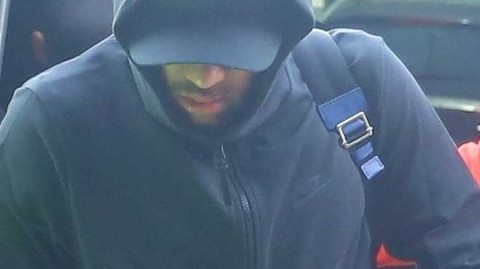 巴塞罗那机场的匆匆过客：内马尔紧裹帽衫低头疾走，难掩巨星风范