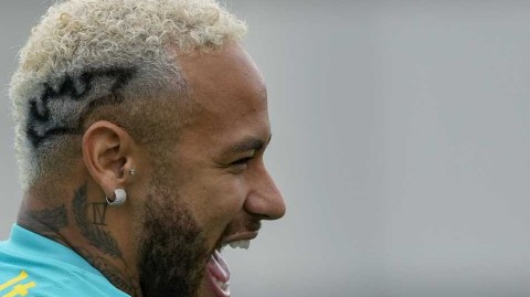 白发蝙蝠侠新造型亮相 内马尔率巴西队轻松备战