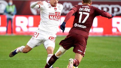 梅斯主场惨遭布雷斯特双杀 冬日寒夜圣西姆福里安球场写满失落