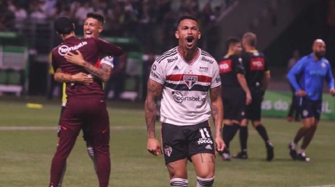 绿白大战点球决生死，圣保罗逆境晋级铸就经典