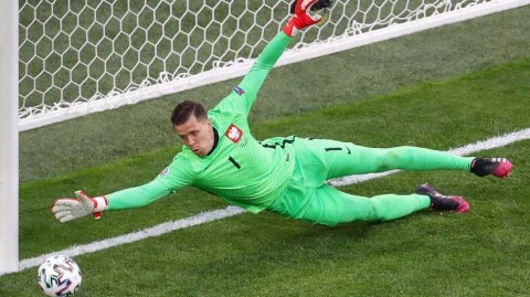 欧洲杯门将的黑色幽默：什琴斯尼与那粒改写历史的乌龙球