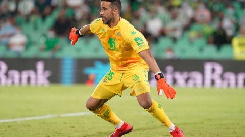 绿茵传奇再续篇章：布拉沃与贝蒂斯的忠诚之约