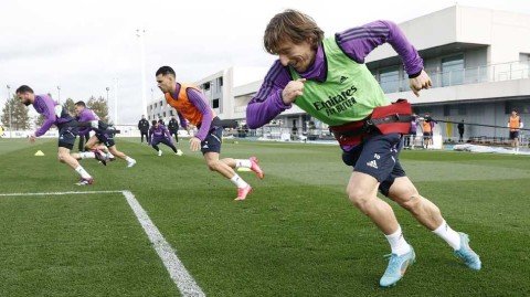 绿茵传奇的坚守训练场上的魔笛风采