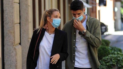 米兰街头爱的定格：莫拉塔与爱丽丝的甜蜜瞬间