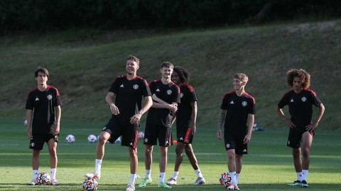 童真年代！索尔斯克亚训练场大秀“单手绝技” 梦回曼联青春风暴