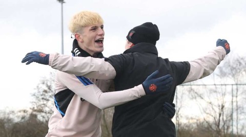 红魔备战足总杯训练场洋溢轻松氛围