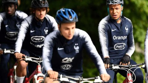 法国队环湖骑行放松，姆巴佩目视前方在想什么？