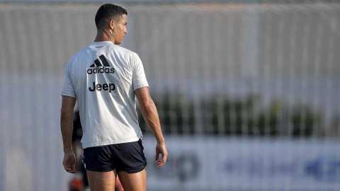 王者归来：尤文图斯新赛季启航，C罗训练场演绎艺术足球