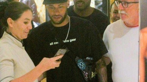 内马尔休闲时光：与友人的夏日购物之旅