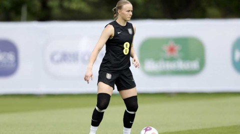 绿茵场上的蓄势与欢笑：决战前夕的英格兰女足