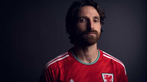 威尔士中场传奇告别绿茵红龙一段黄金时代的华彩落幕