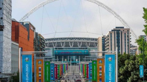 温布利拱门披上彩衣 伦敦街头静待足球回家