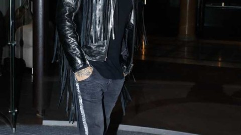 绿茵场外的时尚icon：阿尔维斯巴黎时装周皮衣造型尽显不羁雅痞风