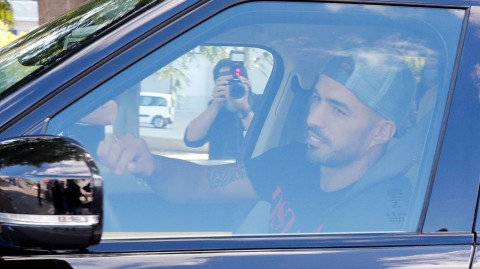 苏牙领衔众将集结梅西却不见踪影：巴萨新纪元在阴霾中开启